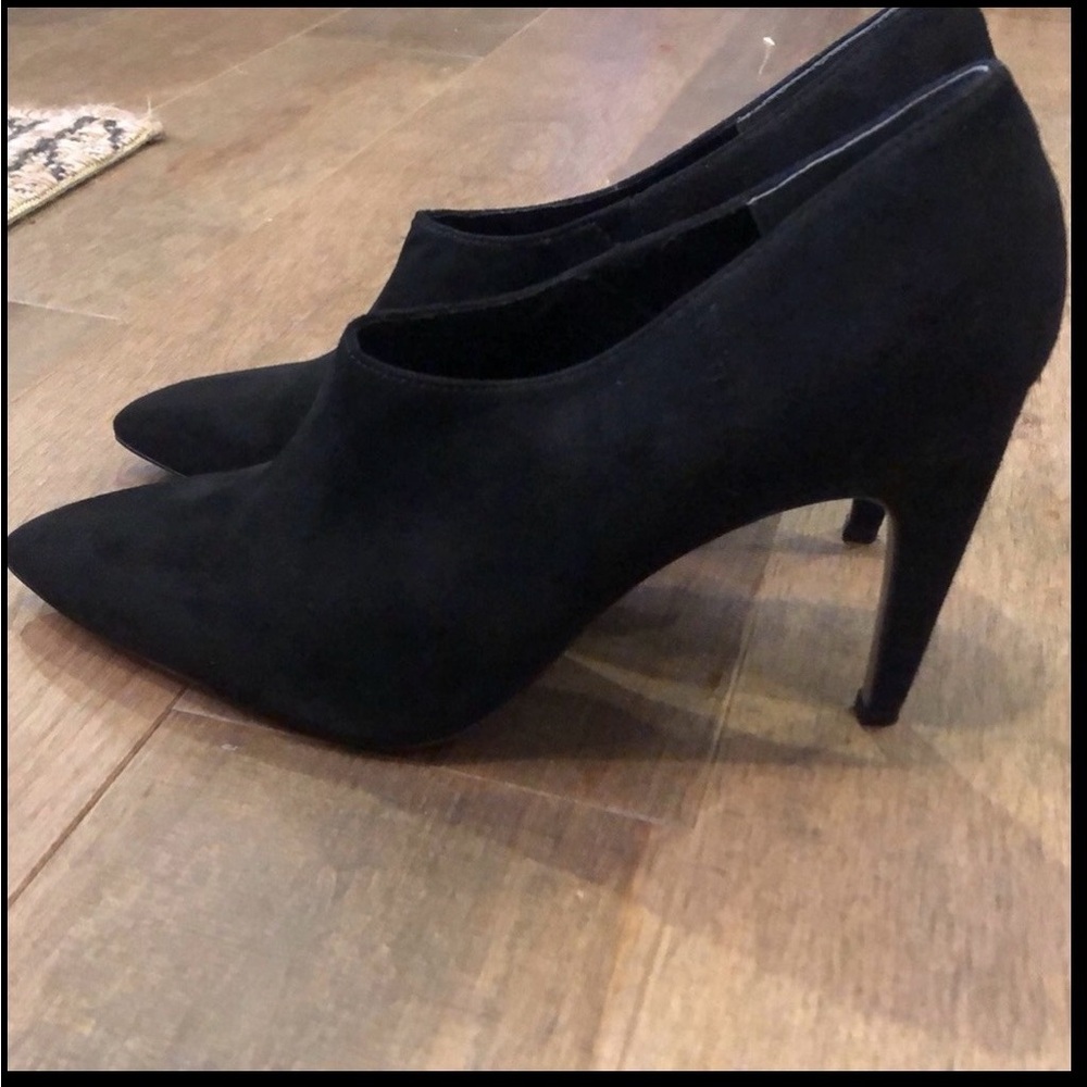 Charles by Charles David Black Heels Classic Designer shooties.
Suede. Like new!